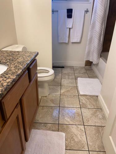 La salle de bains est pourvue de toilettes et d'un lavabo. dans l'établissement Mountain View, à Salt Lake City