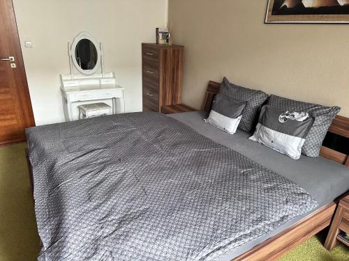 Postel nebo postele na pokoji v ubytování Old Town Apartments Zderadova 6