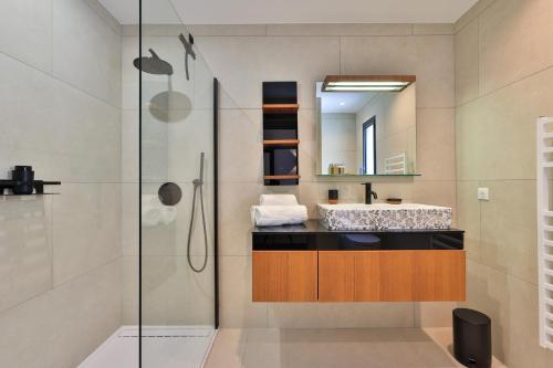 une salle de bain avec une douche en verre et un lavabo dans l'établissement Villa Nest, à Rayol-Canadel-sur-Mer