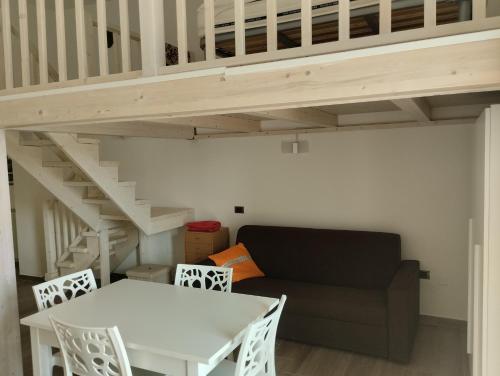 una sala de estar con un sofá y una mesa en Mirò vacanze Vieste, en Vieste