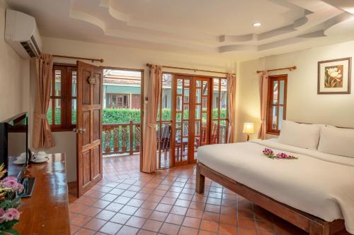 Katil atau katil-katil dalam bilik di Bangtao Village Resort - SHA