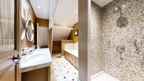 uma casa de banho com um lavatório e um chuveiro em Demeure Saint Louis, Cité 10mn à pieds, PARKING Privé, BORNES 7,2 KW, AC, FULL WIFI em Carcassonne