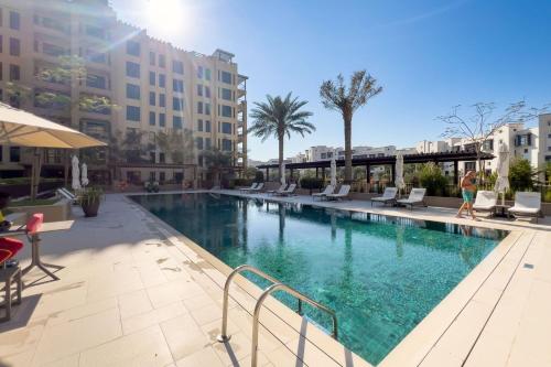 GuestReady - Coastal Living near Burj Al Arab游泳池或附近泳池