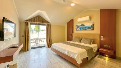 ein Hotelzimmer mit einem Bett und einem Fenster in der Unterkunft Göcek Centre Hotel in Göcek