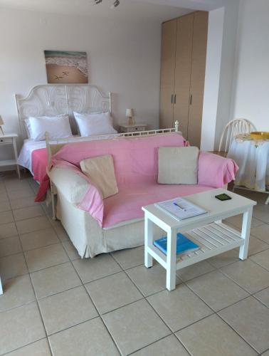 Tempat tidur dalam kamar di Lagoon View Apartments - Adults only