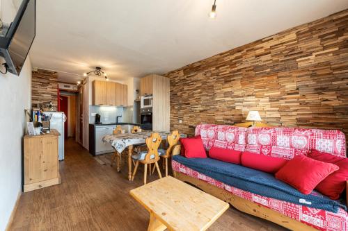 un salon avec un canapé et une cuisine dans l'établissement Appartement Aiguille Rouge 420, à Bourg-Saint-Maurice