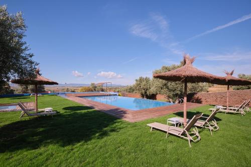 The swimming pool at or close to Hotel Spa Villa Nazules