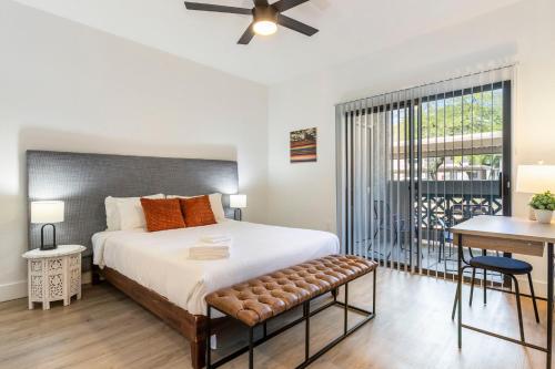- une chambre avec un lit, un bureau et une fenêtre dans l'établissement 2BR CozySuites at Kierland Commons with pool #03, à Scottsdale