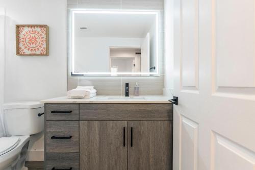 La salle de bains est pourvue d'un lavabo et d'un miroir. dans l'établissement 2BR CozySuites at Kierland Commons with pool #03, à Scottsdale