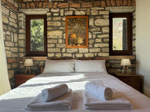 sypialnia z łóżkiem z dwoma ręcznikami w obiekcie Mansion Michalis w mieście Rodavgí