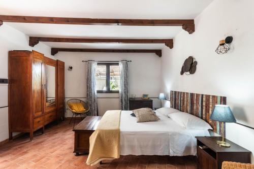 a bedroom with a bed and a table and a chair at Alle Riserve Vendicari Country House in Noto