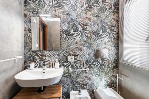 een badkamer met een wastafel en een muur bij Alle Riserve Vendicari Country House in Noto