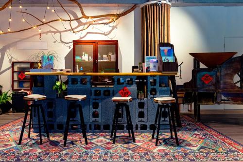 bar z stołkami w pokoju z dywanem w obiekcie Fusen Purifying w mieście Toucheng