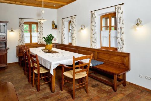 Fotografie z fotogalerie ubytování Four-Bedroom Villa Bajer v destinaci Stari Trg pri Ložu