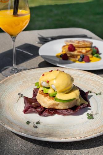 Un plato con un sándwich sobre una mesa con una bebida. en Sea Resort Marina Portoroz, en Portorož