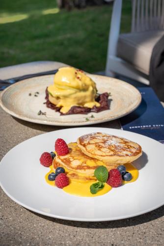 dos platos de panqueques y bayas en una mesa en Sea Resort Marina Portoroz, en Portorož