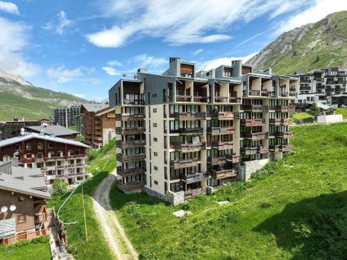 ein Apartmenthaus auf einem Hügel in den Bergen in der Unterkunft Hôtel Tignes Le Diva in Tignes