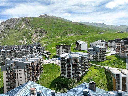 uma vista aérea de uma cidade com edifícios e uma montanha em Hôtel Tignes Le Diva em Tignes