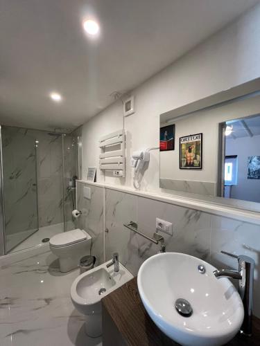 a bathroom with a white sink and a toilet at La Matilde - affittacamere in Viareggio