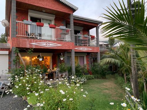 Casa roja con balcón y jardín en Madeleine Rose en Cilaos