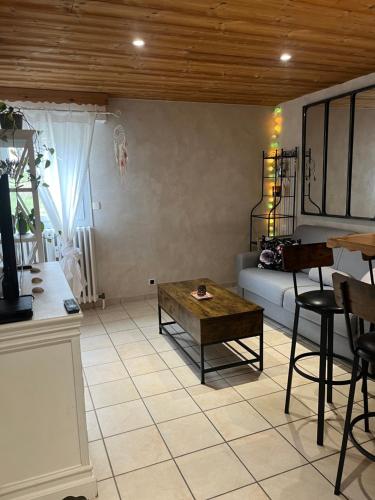 un salon avec un canapé et une table dans l'établissement Appartement 32m2 , quartier du Vieil Alpe, à Huez