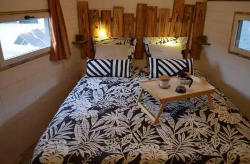 Habitación pequeña con 2 camas y mesa. en Bungalow - Piscine - eeceba, en Bar-sur-Aube