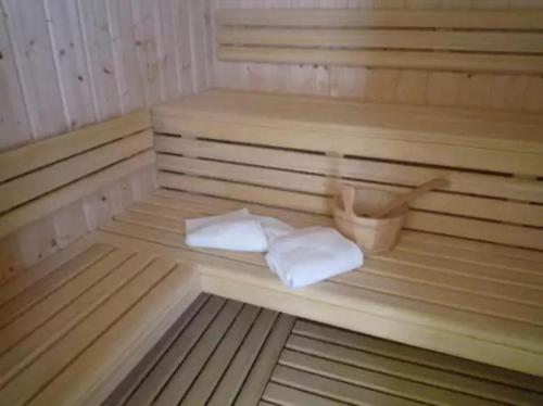 una pequeña sauna con 2 toallas y un cubo en Bungalow - Piscine - eeceba, en Bar-sur-Aube