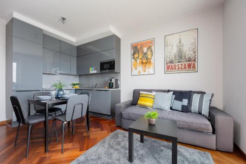 Foto Nowoczesny Apartament z Parkingiem na Pradze Południe w Warszawie by Noclegi Renters