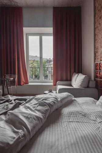 una camera con un grande letto e una finestra di Resume apartments, Dreamer Corner No1 by Urban Rent a Kaunas