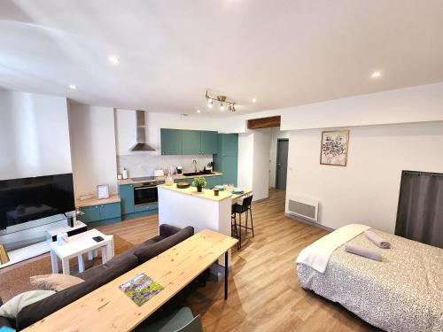 un salon avec un canapé et une table dans l'établissement Arches Florales de Marmande, à Marmande