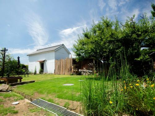 Ein Garten an der Unterkunft がもう家 明治時代の蔵に泊まれる一棟貸し宿 Ancient renovated house in the Japanese Countryside with a kindly hospitality