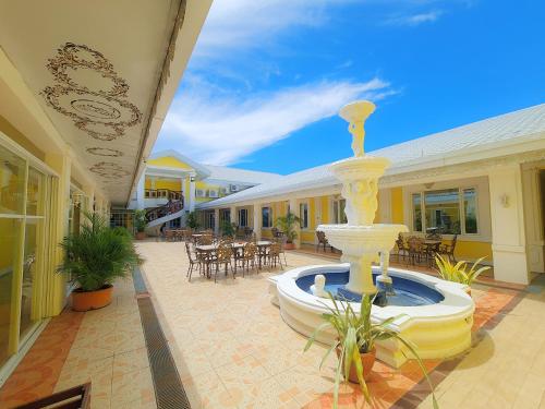a large fountain in the middle of a courtyard at Fiesta Garden Hotel in Vigan