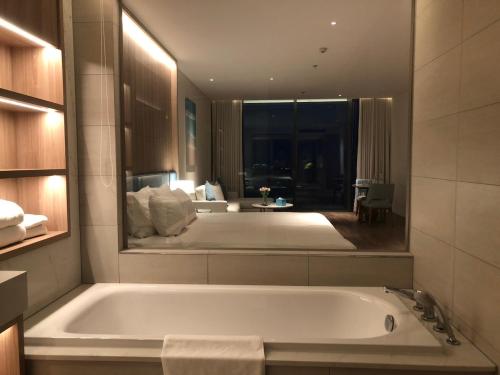 Ένα μπάνιο στο A La Carte Ha Long Bay - Sea View Apartment