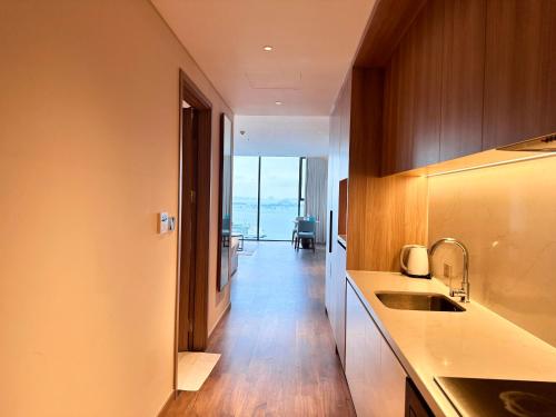 Η κουζίνα ή μικρή κουζίνα στο A La Carte Ha Long Bay - Sea View Apartment