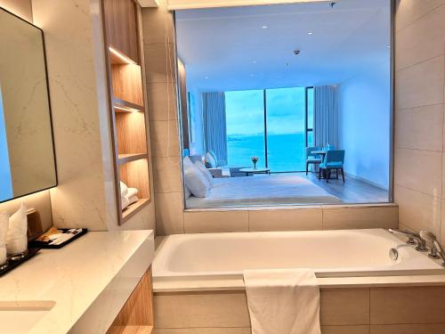 Ένα μπάνιο στο A La Carte Ha Long Bay - Sea View Apartment