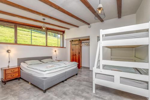 Poschodová posteľ alebo postele v izbe v ubytovaní Bajsova domačija
