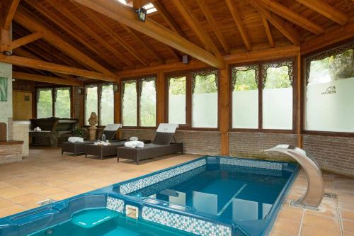 Piscina di Hotel & Spa Etxegana o nelle vicinanze