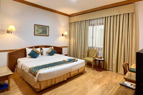 een hotelkamer met een bed en een raam bij Oscar Saigon Hotel in Ho Chi Minh-stad