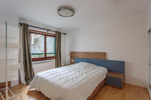 une chambre avec un lit et une fenêtre dans l'établissement Appartement moderne en plein centre ville, à Biarritz