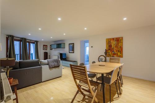 un salon avec une table et un canapé dans l'établissement Appartement moderne en plein centre ville, à Biarritz
