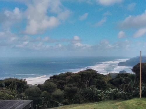 a view of the ocean from the top of a hill at Ahu in Piha