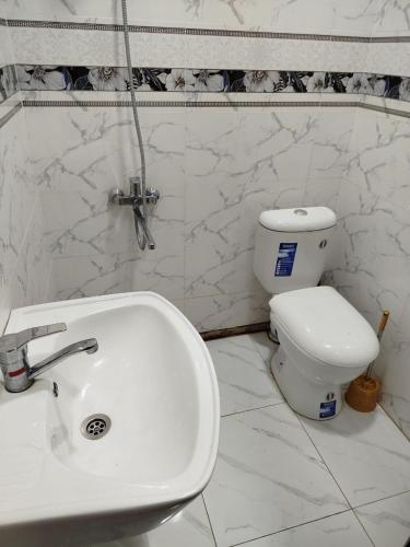 Ένα μπάνιο στο Manzarahoi Sentob
