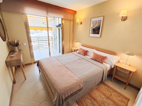 1 dormitorio con 1 cama grande y balcón en L'Eixideta, en Salou
