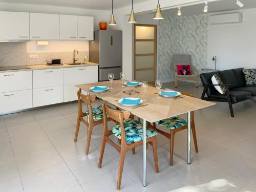 une cuisine et une salle à manger avec une table et des chaises en bois dans l'établissement Au calme dans la campagne Aixoise, entouré de cyprès, à Aix-en-Provence