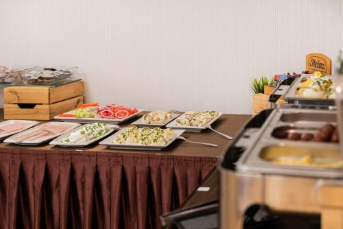 un tavolo con diversi piatti di cibo sopra di Hotel "Na Uboczu" a Varsavia