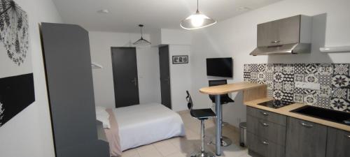 - une petite cuisine avec un lit et une table dans l'établissement Résidence PAVER, à Châteauroux