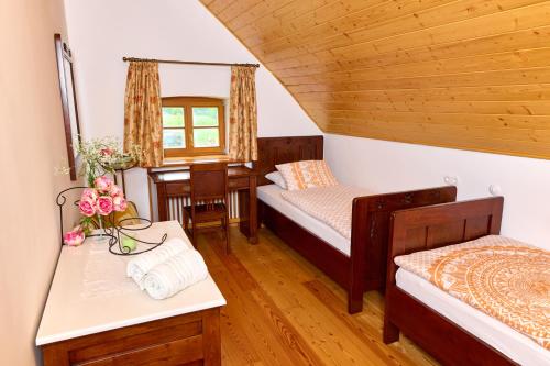 Un pat sau paturi într-o cameră la Vila Bajer