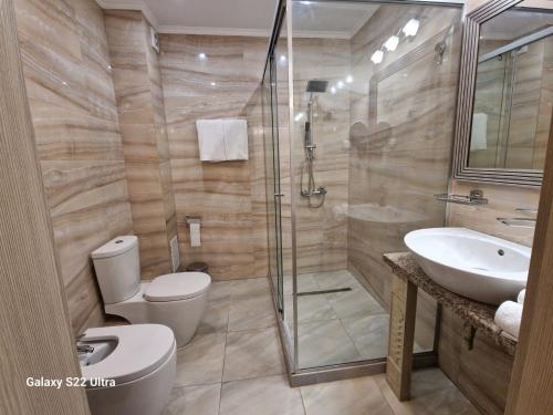 un bagno con doccia, WC e lavandino di Delux Apartment Argisht Golden Sands a Golden Sands