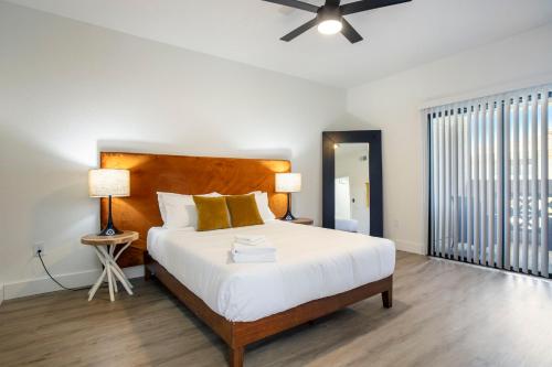 - une chambre avec un grand lit et un ventilateur de plafond dans l'établissement CozySuites at Kierland Commons with pool #13, à Scottsdale