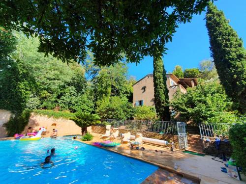 Piscina de la sau aproape de La Mandarine